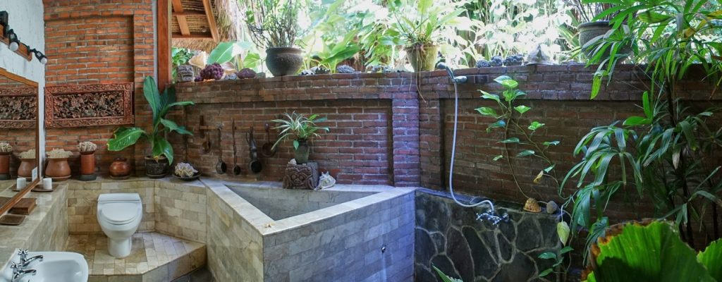Villa mit offenem Bad - Blick in die Palmen beim Duschen